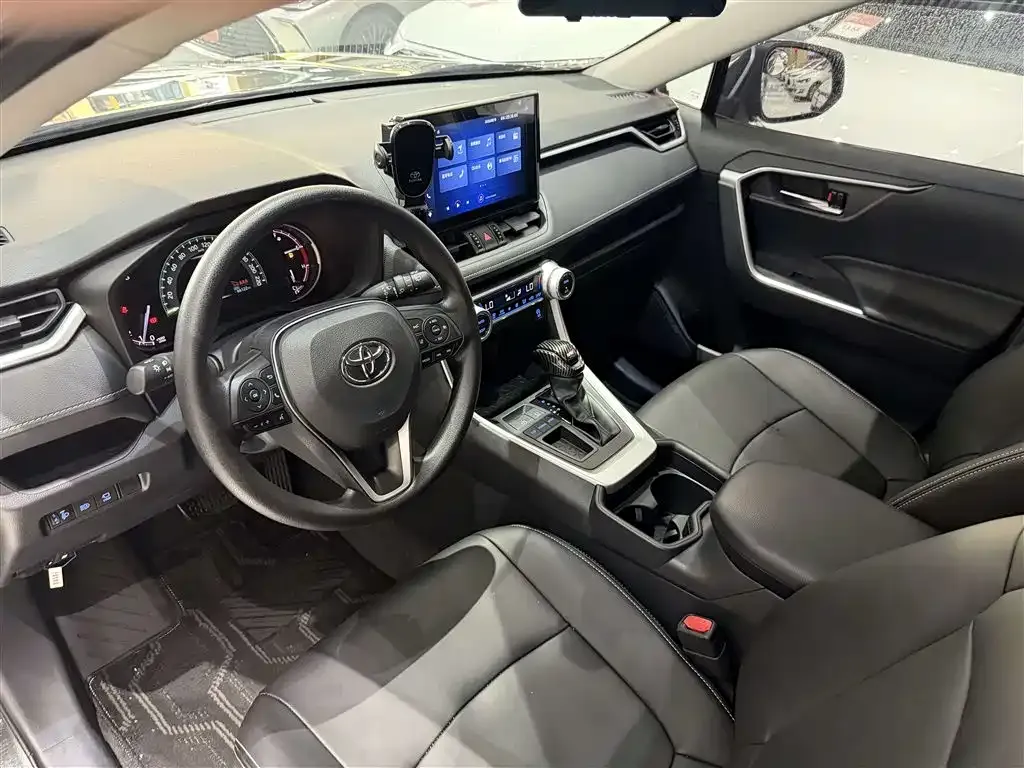 Toyota RAV4 — фото 7