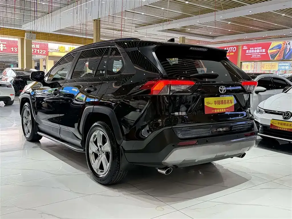 Toyota RAV4 — фото 5