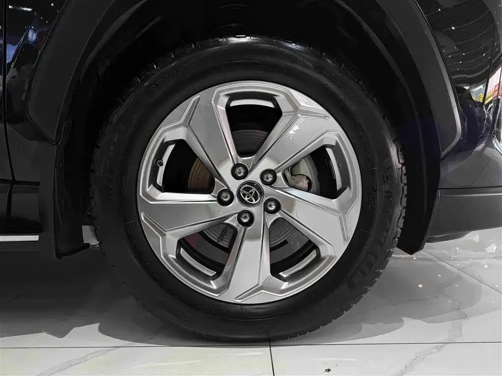 Toyota RAV4 — фото 8