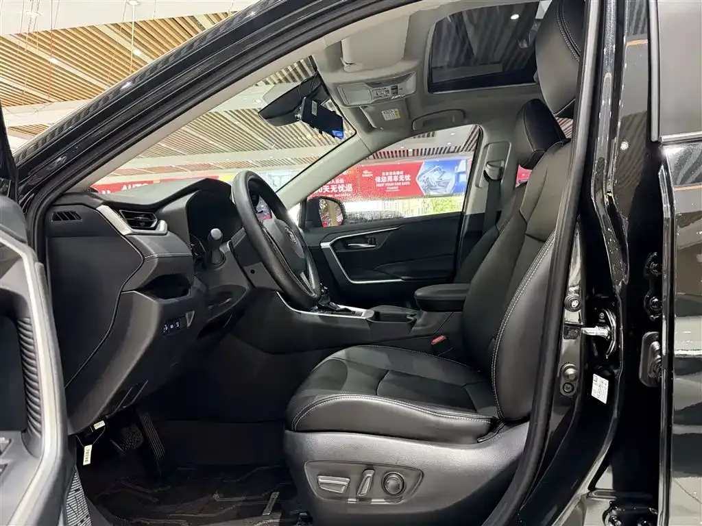Toyota RAV4 — фото 9