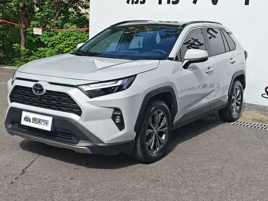 Toyota RAV4 — фото 1