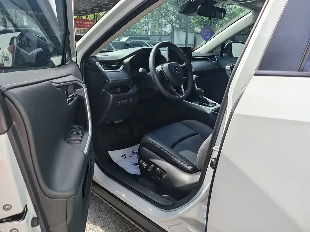 Toyota RAV4 — фото 5