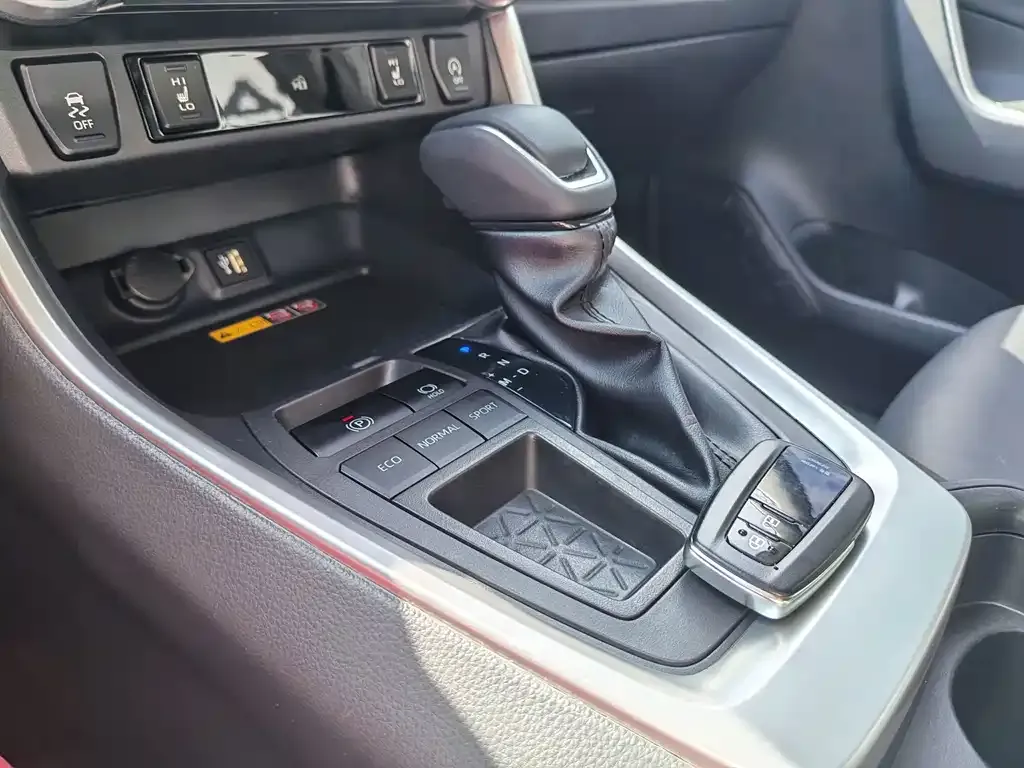 Toyota RAV4 — фото 10