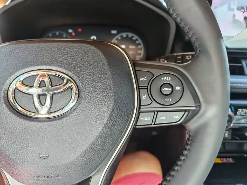 Toyota RAV4 — фото 3