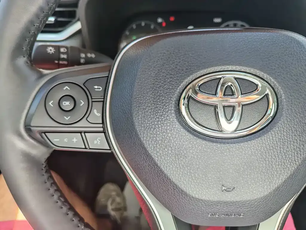 Toyota RAV4 — фото 8