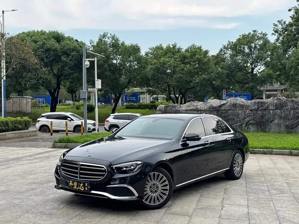 Mercedes-Benz E-Class — фото 1
