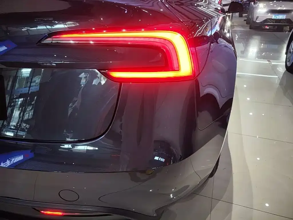 Tesla Model 3 — фото 4
