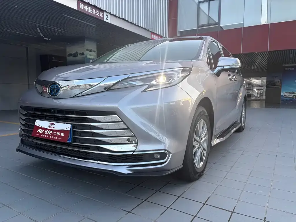 Toyota Sienna — фото 1