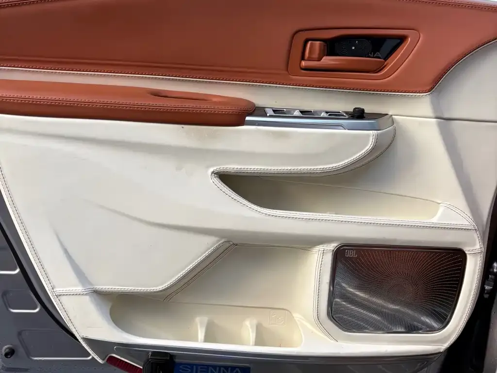 Toyota Sienna — фото 9