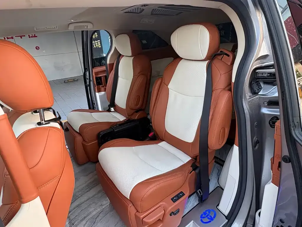 Toyota Sienna — фото 2