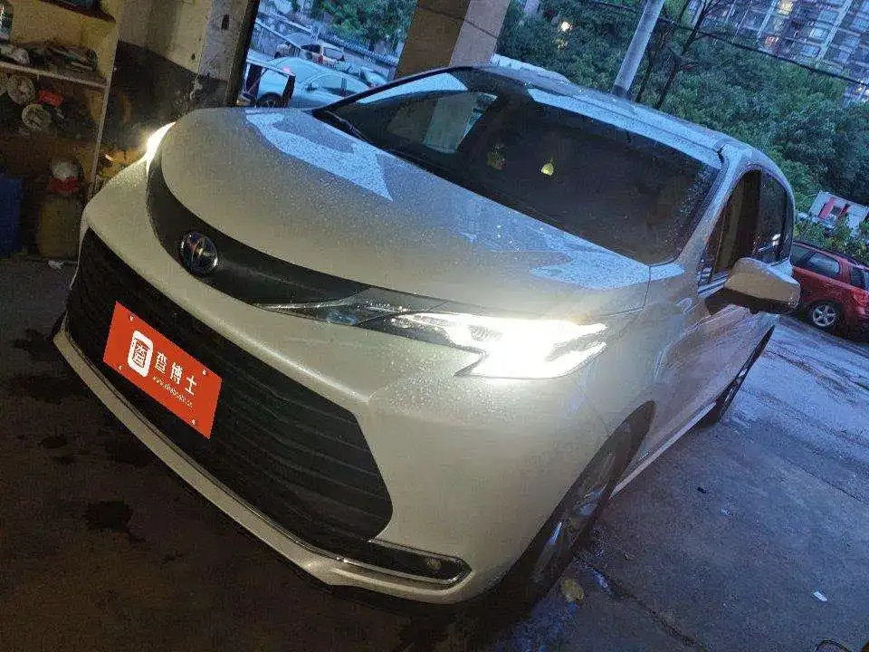 Toyota Sienna — фото 1