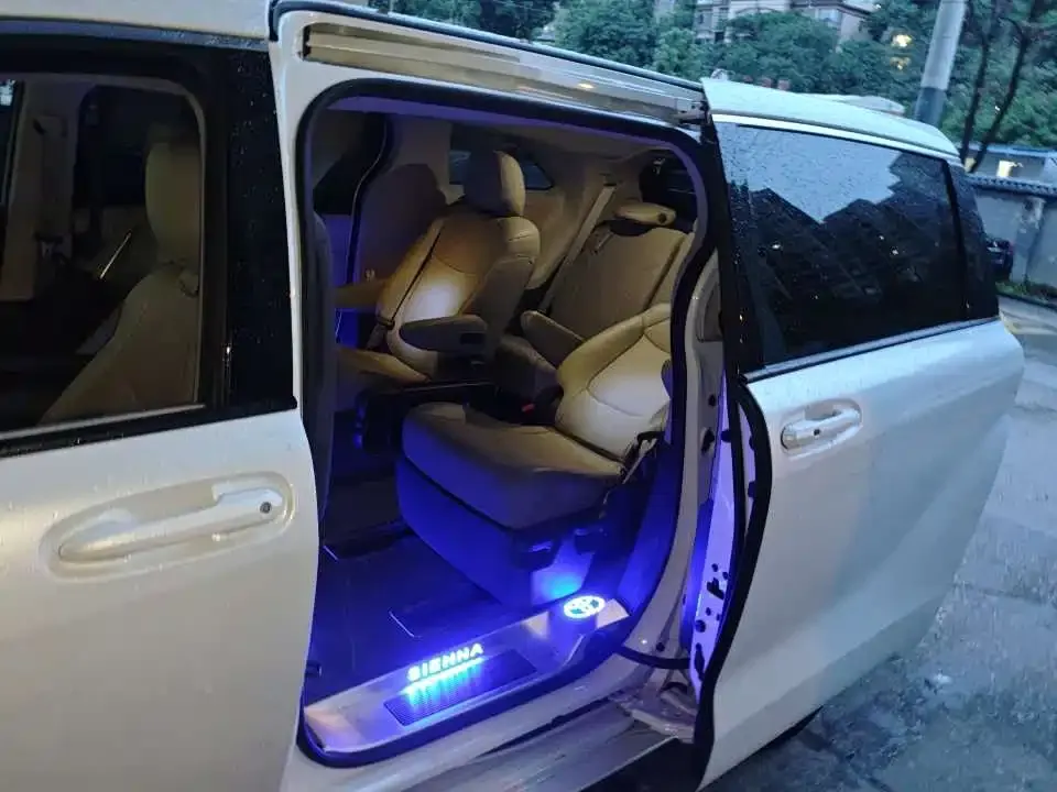 Toyota Sienna — фото 2