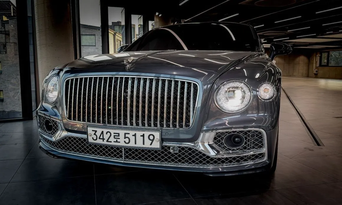 Bentley Flying Spur — фото 1