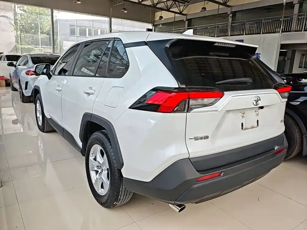 Toyota RAV4 — фото 5