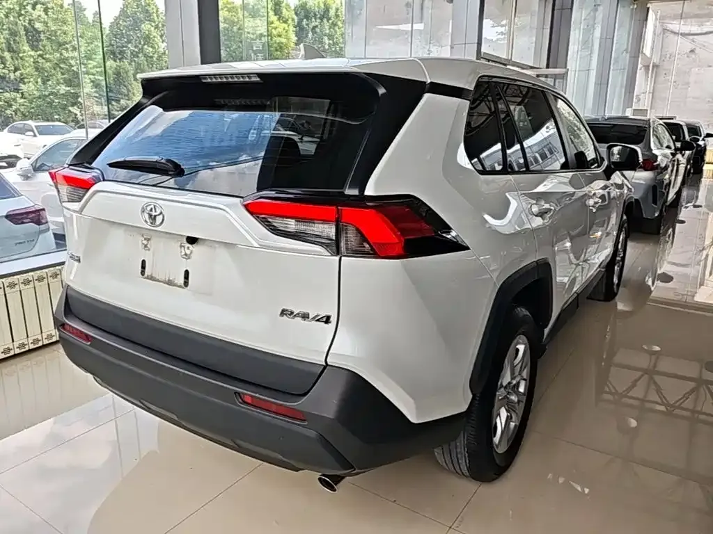 Toyota RAV4 — фото 8