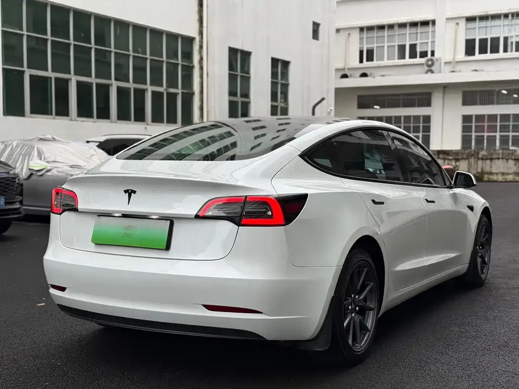 Tesla Model 3 — фото 7