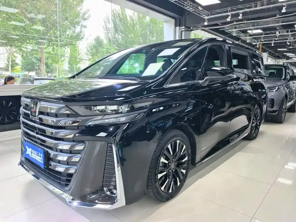 Toyota Vellfire — фото 1