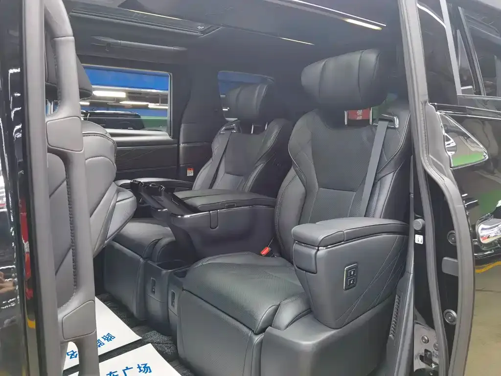 Toyota Vellfire — фото 2