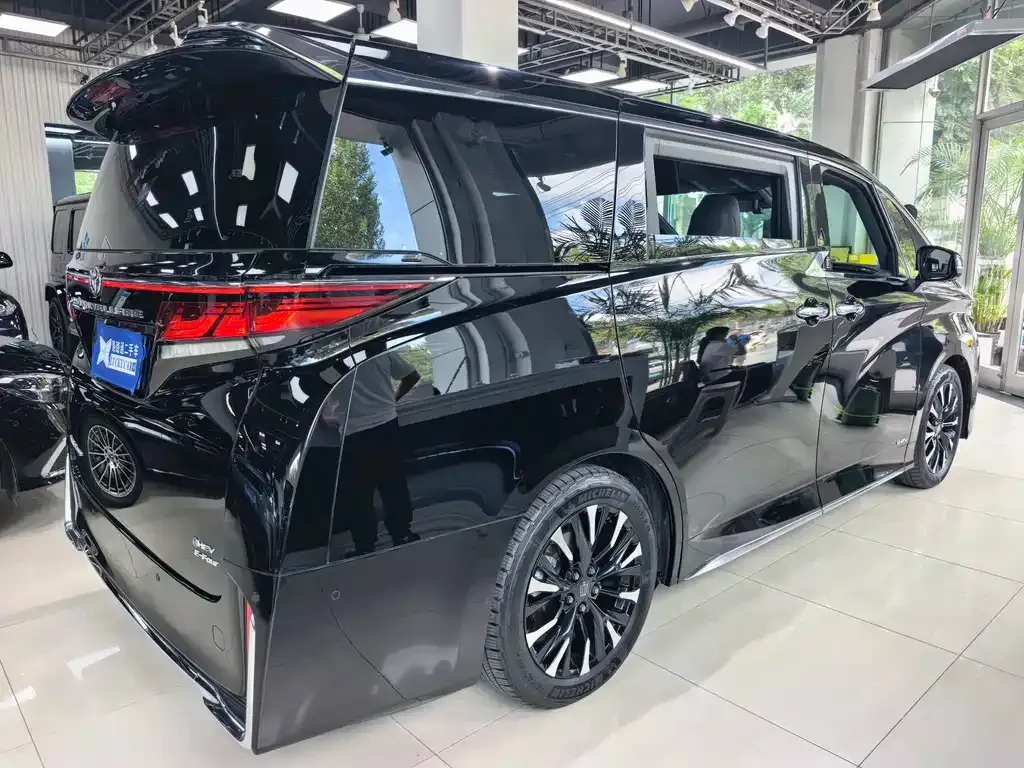 Toyota Vellfire — фото 6