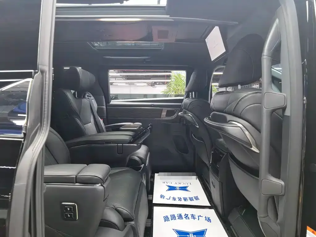 Toyota Vellfire — фото 10