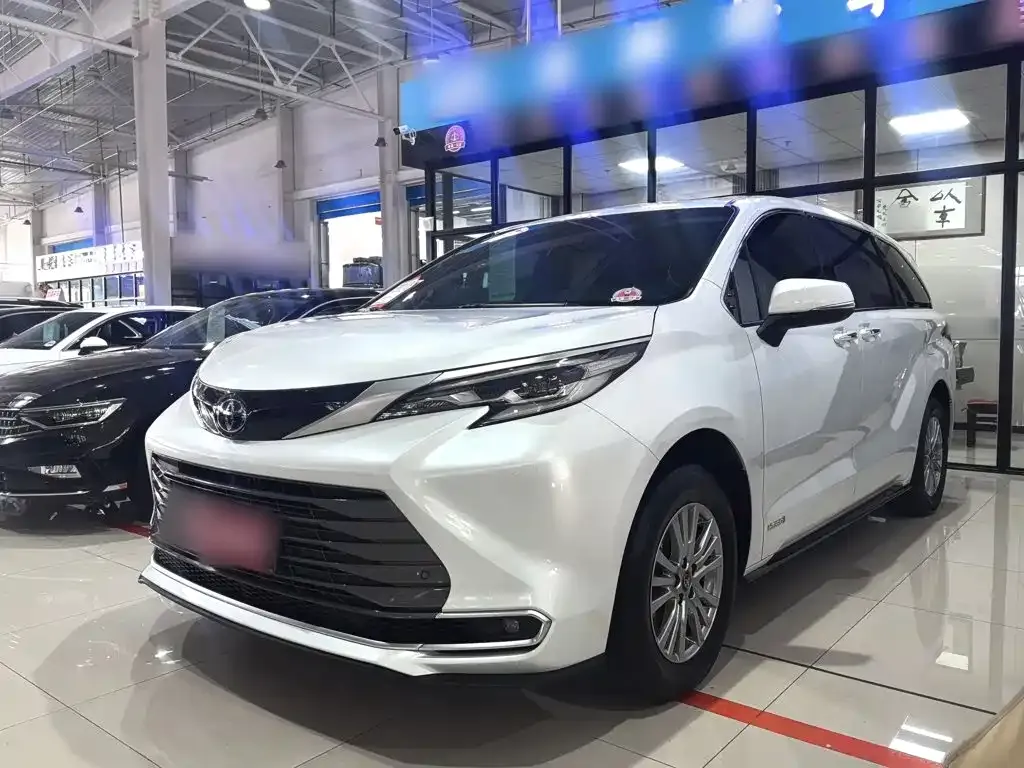 Toyota Sienna — фото 1