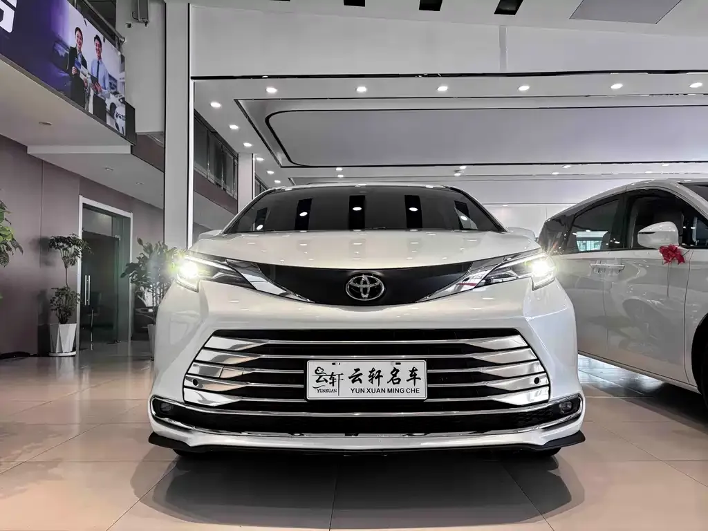 Toyota Sienna — фото 8