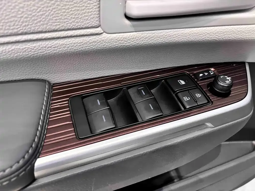 Toyota Sienna — фото 4
