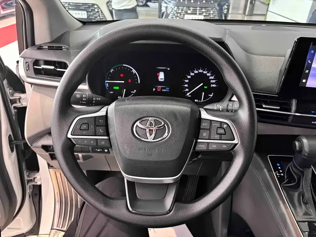 Toyota Sienna — фото 10