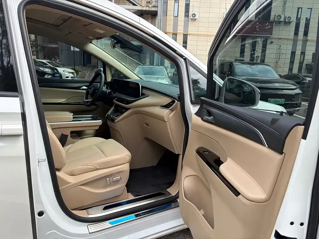Buick GL8 Hybrid — фото 3