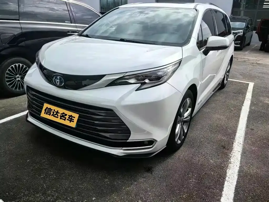 Toyota Sienna — фото 1