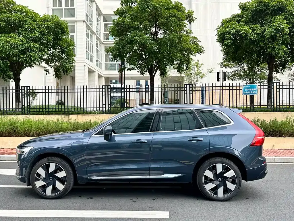 Volvo XC60 PHEV — фото 10
