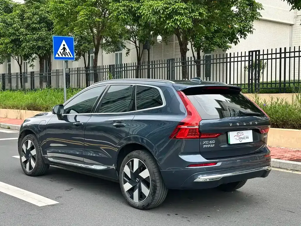 Volvo XC60 PHEV — фото 8