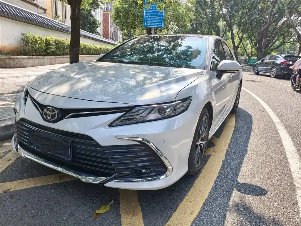 Toyota Camry — фото 1