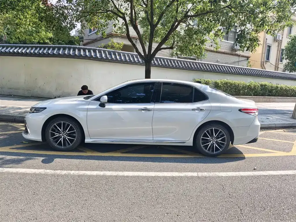 Toyota Camry — фото 9