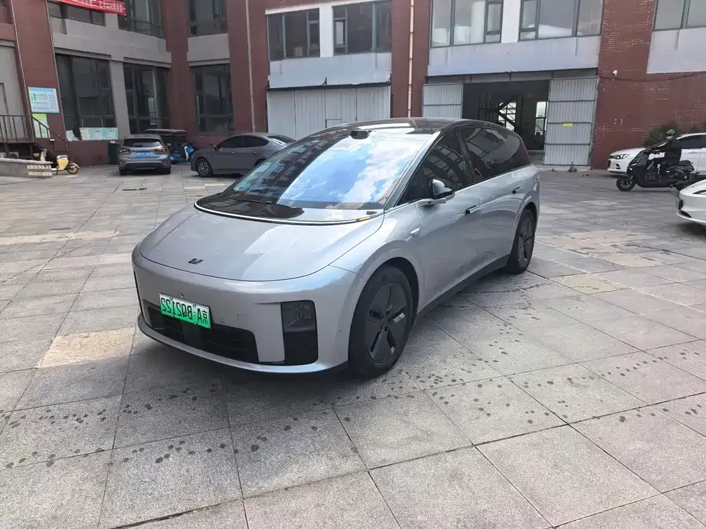 Li Auto i8 — фото 1