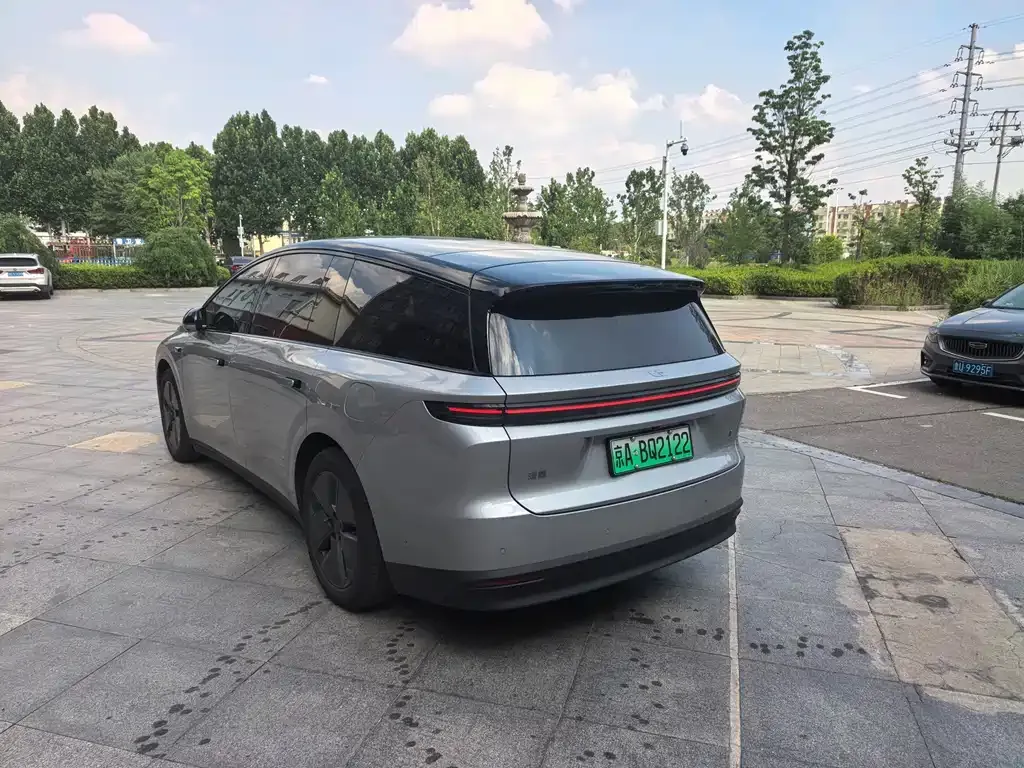 Li Auto i8 — фото 3