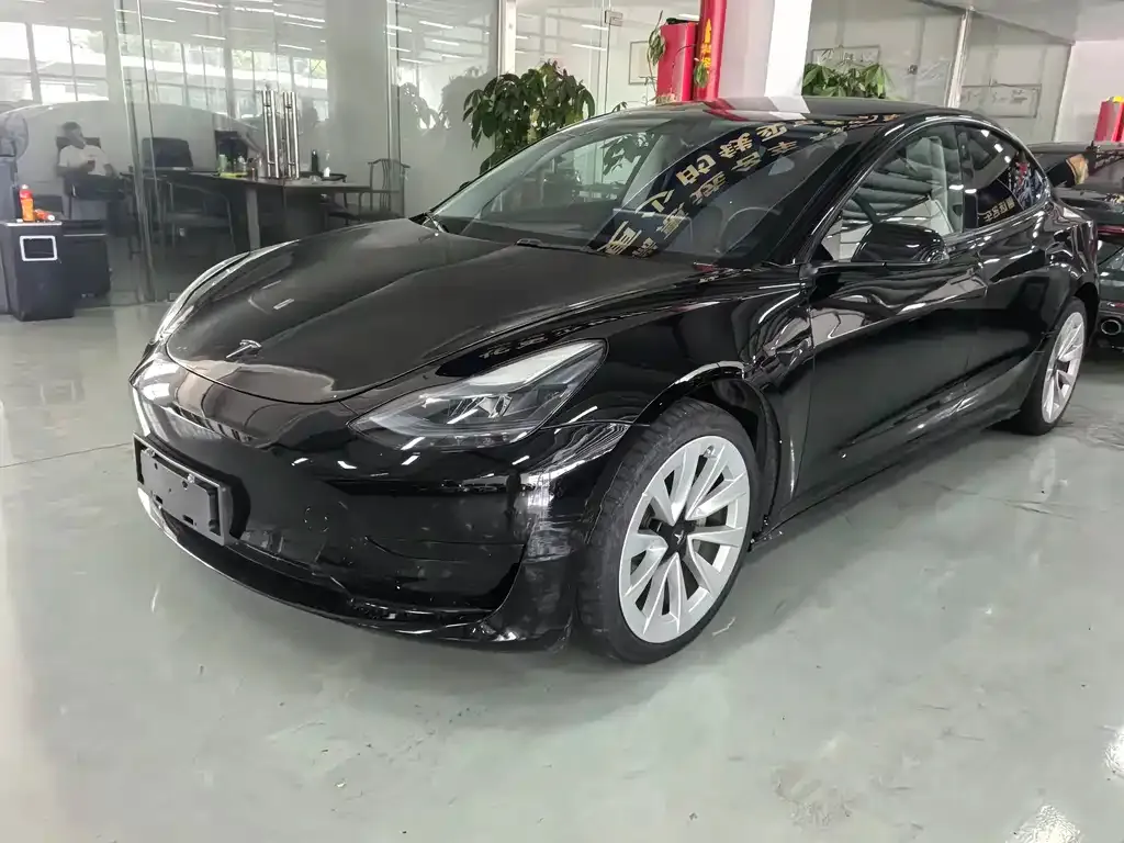 Tesla Model 3 — фото 1