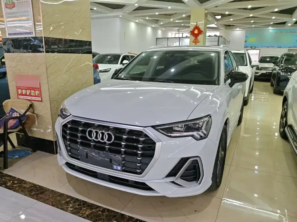 Audi Q3 — фото 1