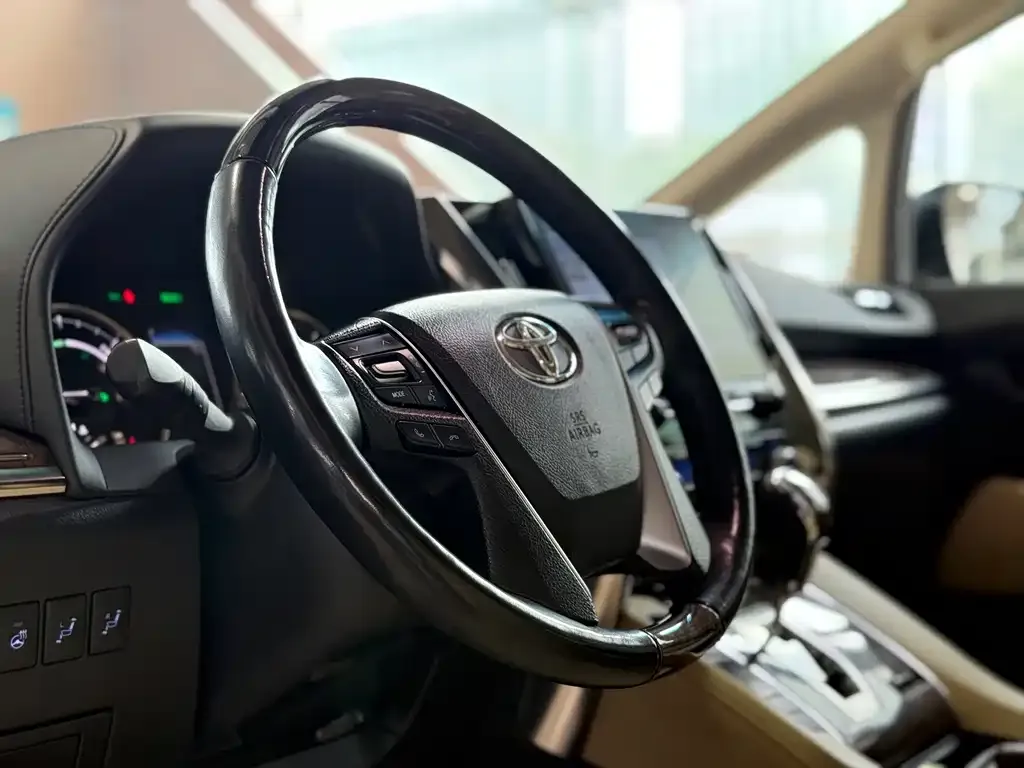 Toyota Vellfire — фото 8