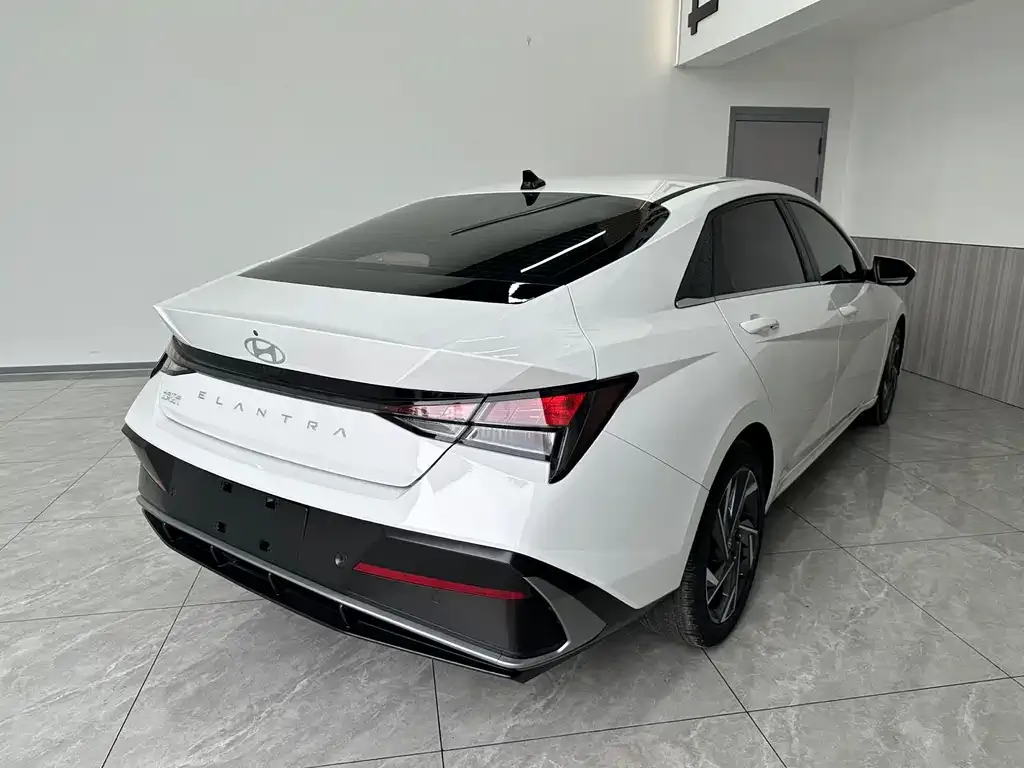Hyundai Elantra — фото 7