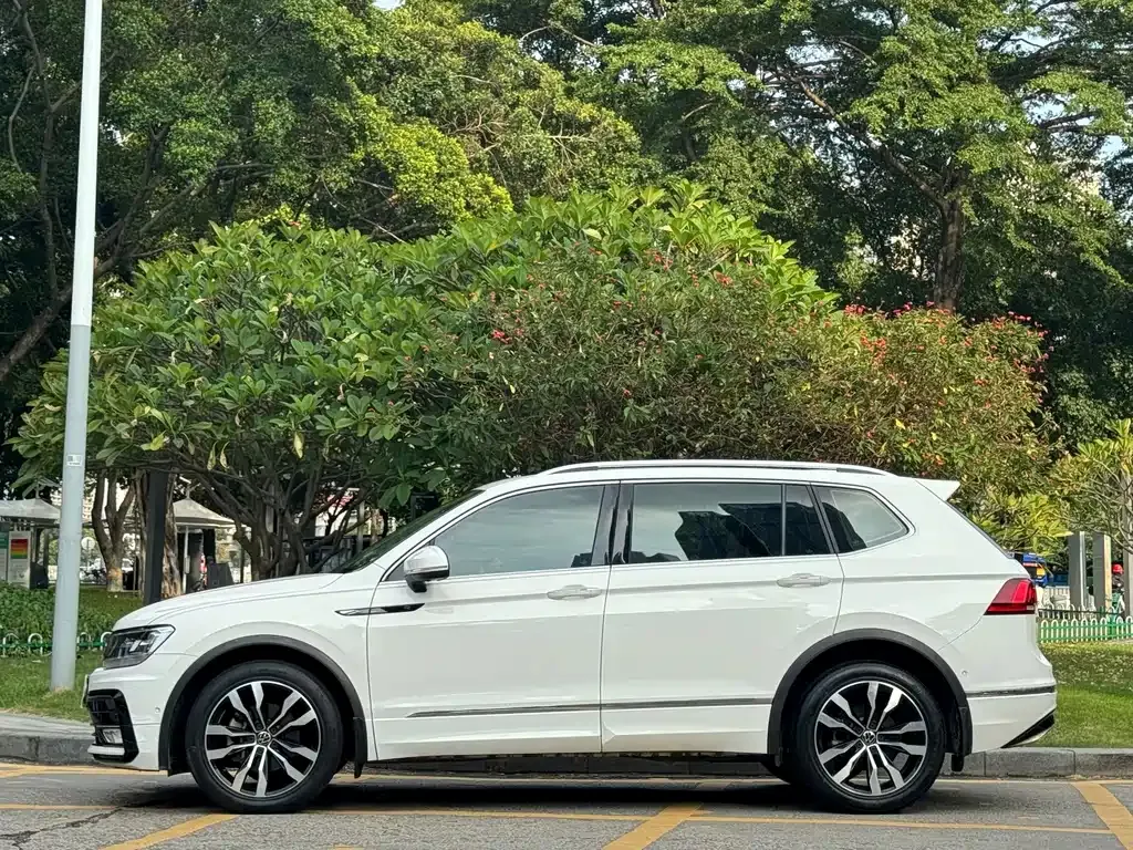 Volkswagen Tiguan L — фото 10