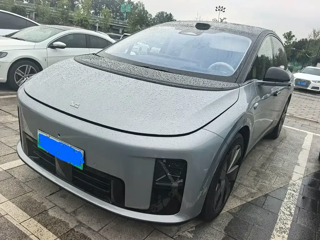 Li Auto i8 — фото 1
