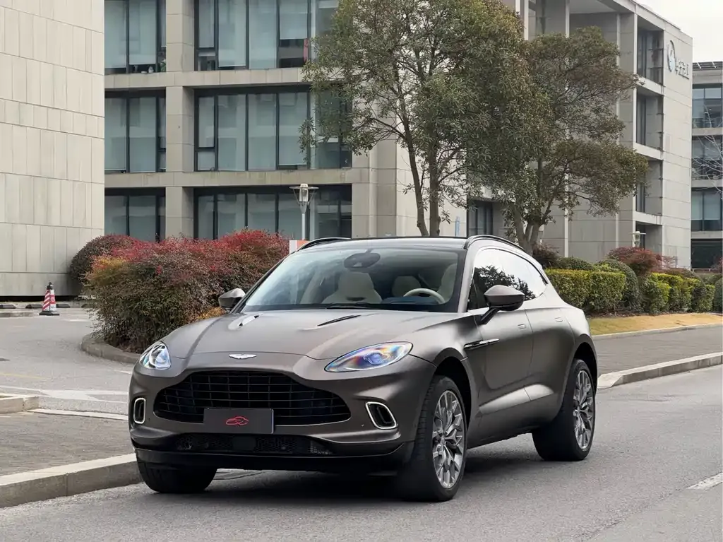 Aston Martin DBX — фото 1