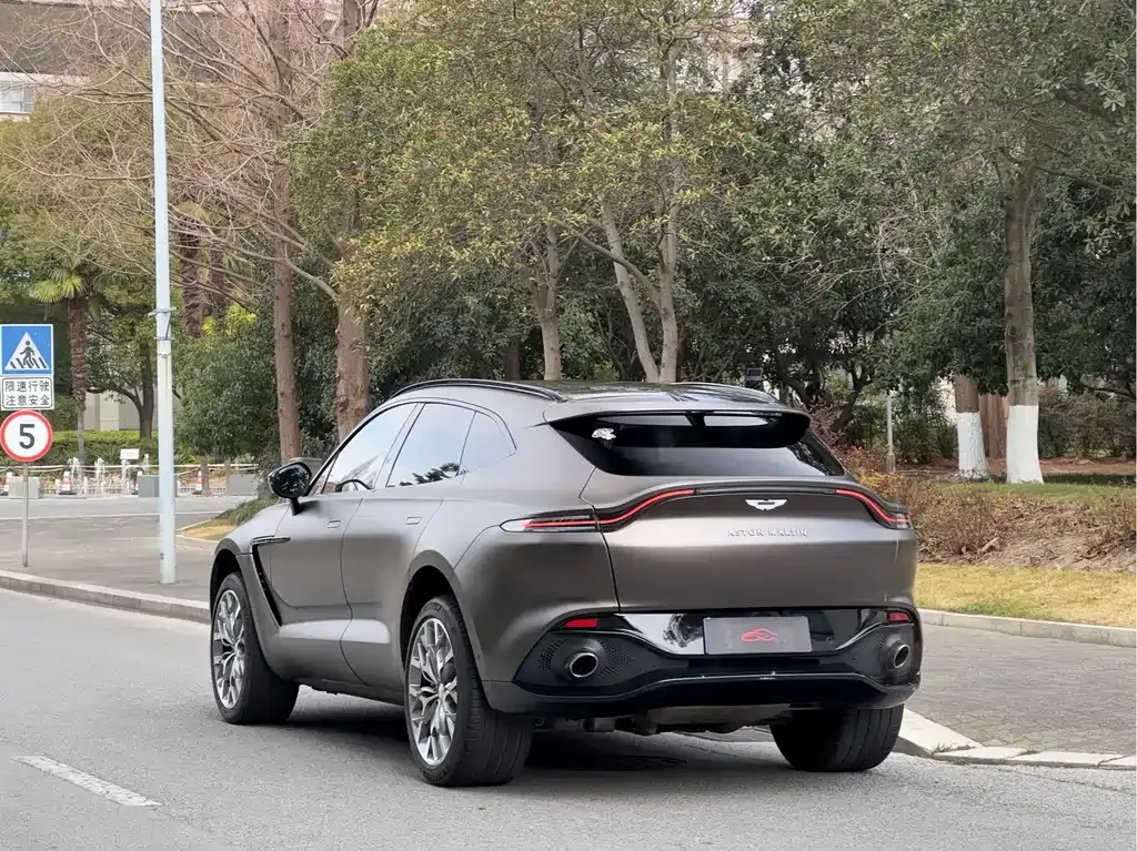 Aston Martin DBX — фото 8