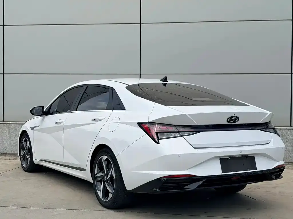Hyundai Elantra — фото 3
