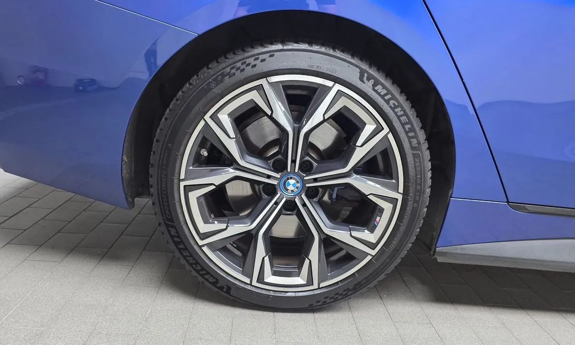 BMW i4 — фото 9