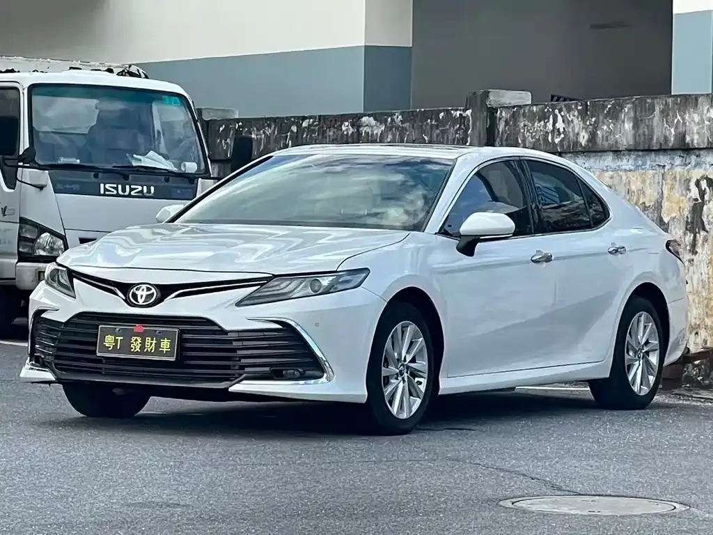 Toyota Camry — фото 1