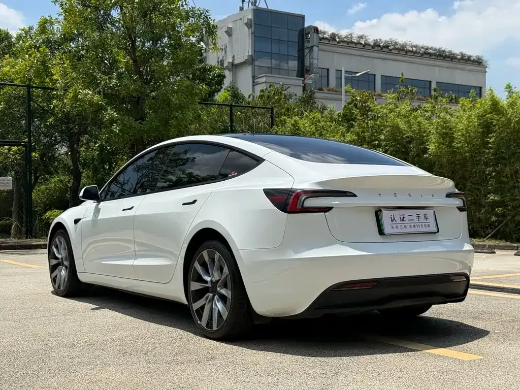 Tesla Model 3 — фото 4
