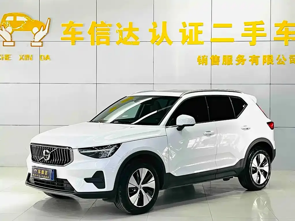 Volvo XC40 — фото 1