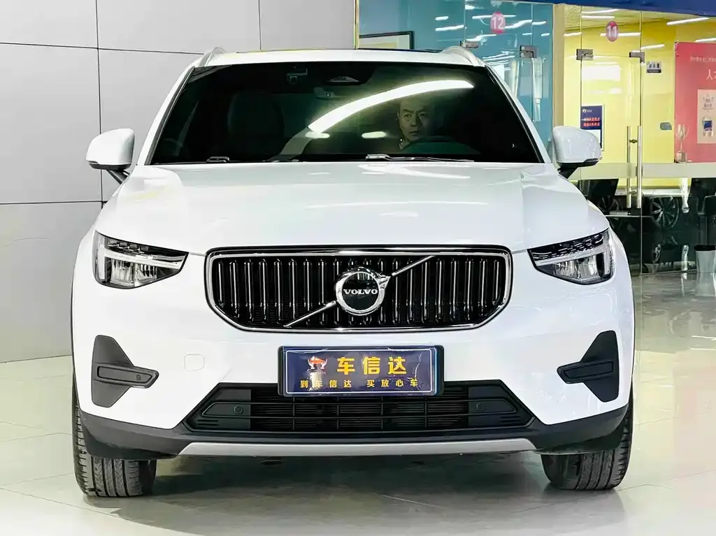 Volvo XC40 — фото 10